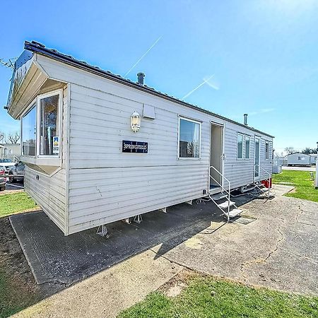Superb Caravan At Seawick Holiday Park, Sleeps 8 Ref 27202Sw Clacton-on-Sea Dış mekan fotoğraf
